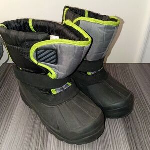 Boys Size 2 Snow Boots